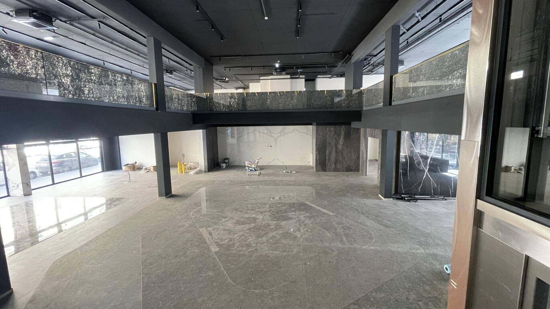 Geräumiger Gewerberaum mit offener Galerie und Blick auf die noch unfertigen Wände.