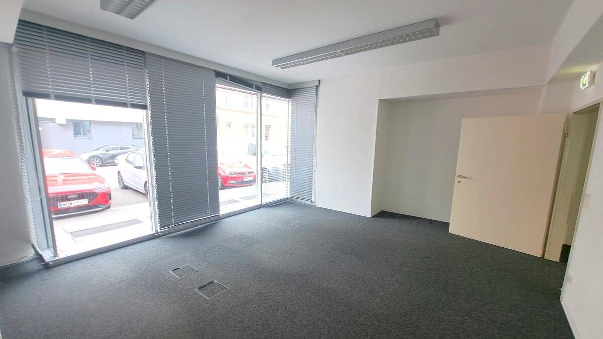 Helles Büro mit breiten Fensterfronten, die den Zugang nach außen ermöglichen und viel Licht spenden.
