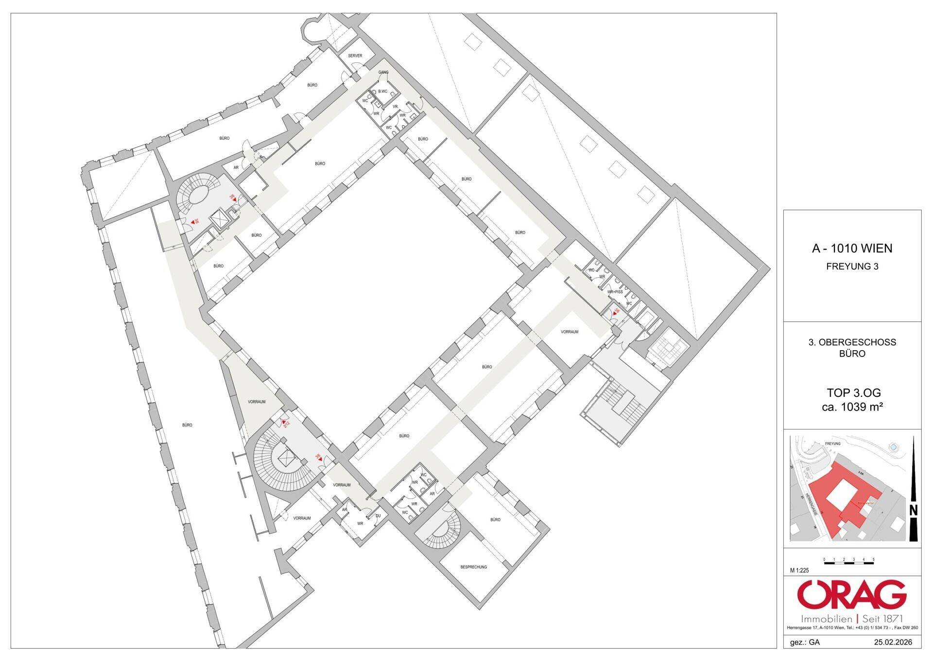 Detaillierter Grundriss des dritten Obergeschosses mit mehreren Räumen, Treppenhäusern und offenem Layout.
