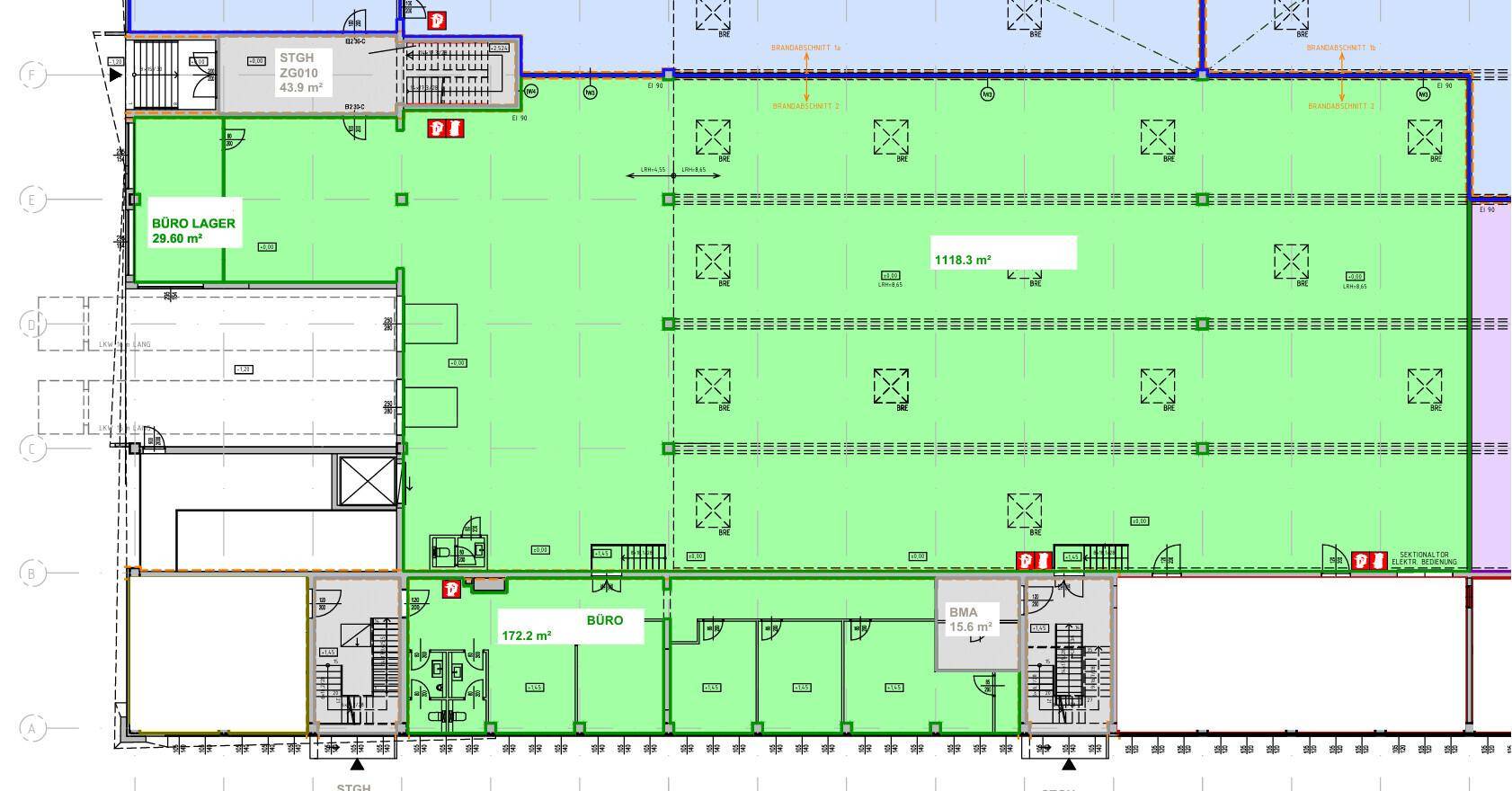 Grundrissplan eines Gewerbeobjekts mit großer offener Halle, Büroräumen und Lagerflächen.