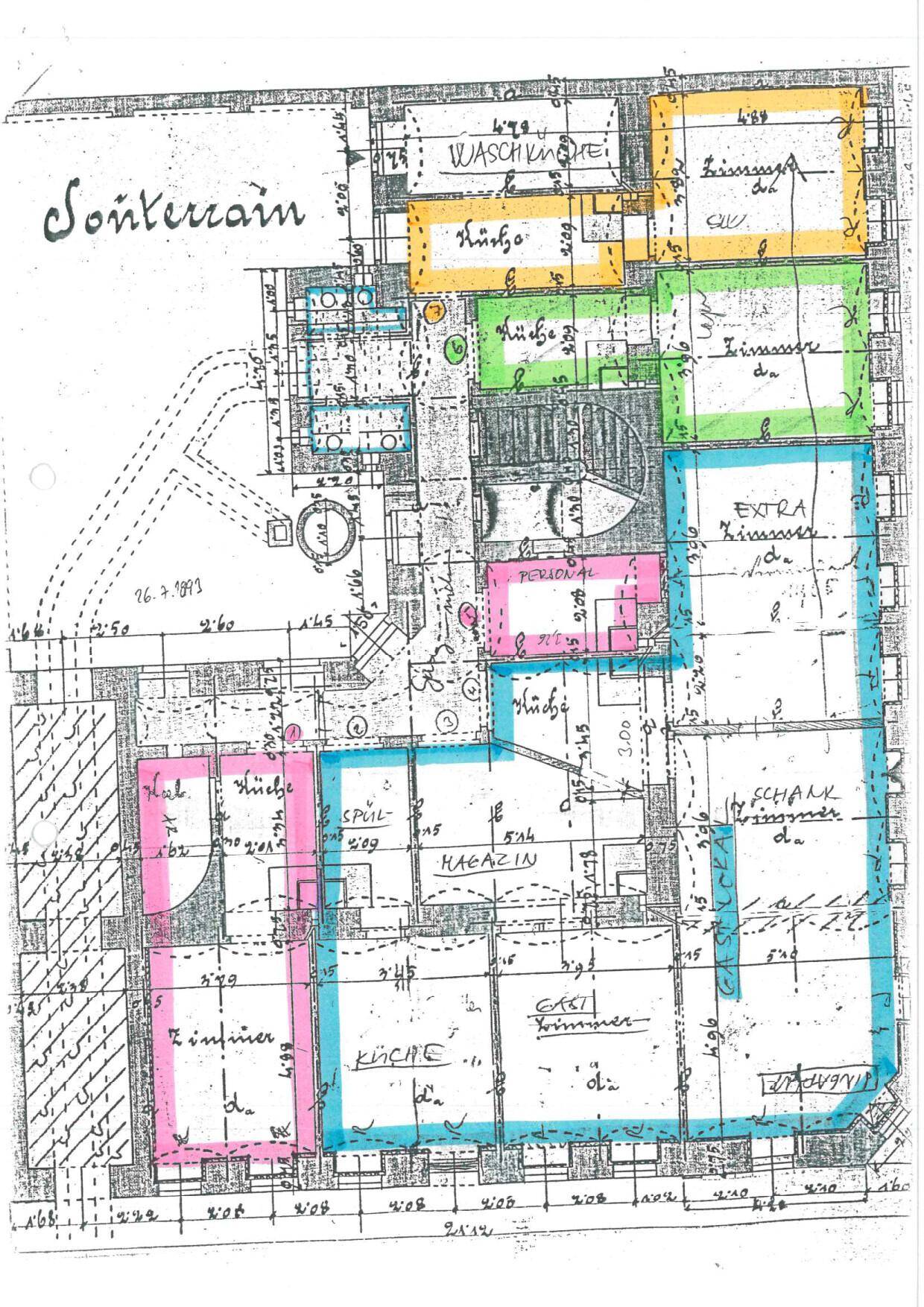 Detaillierter Grundriss des Souterrains mit verschiedenen farblich markierten Räumen und Maßen.
