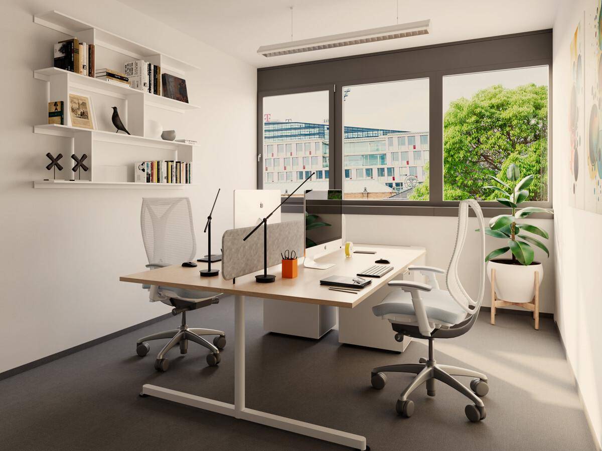 Helles Büro für zwei Personen mit modernen Schreibtischen, Regalen und Blick ins Grüne durch das Fenster.