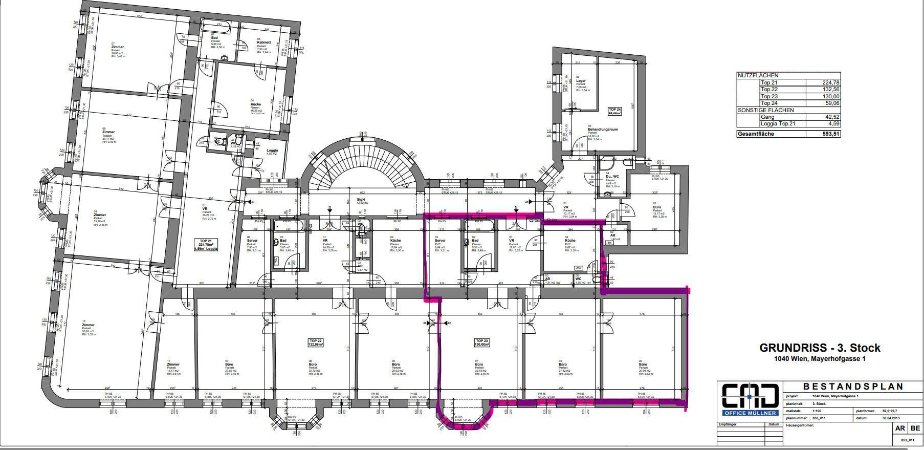 Detaillierter Grundriss des 3. Stocks eines Gebäudes mit mehreren Wohneinheiten und vielen Fenstern.