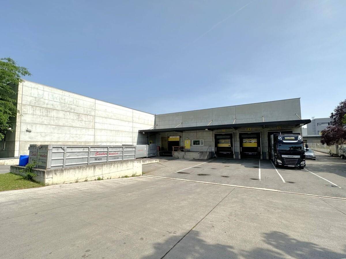 Laderampen und Zufahrt zu einem Lagergebäude mit mehreren Toren und einem LKW.