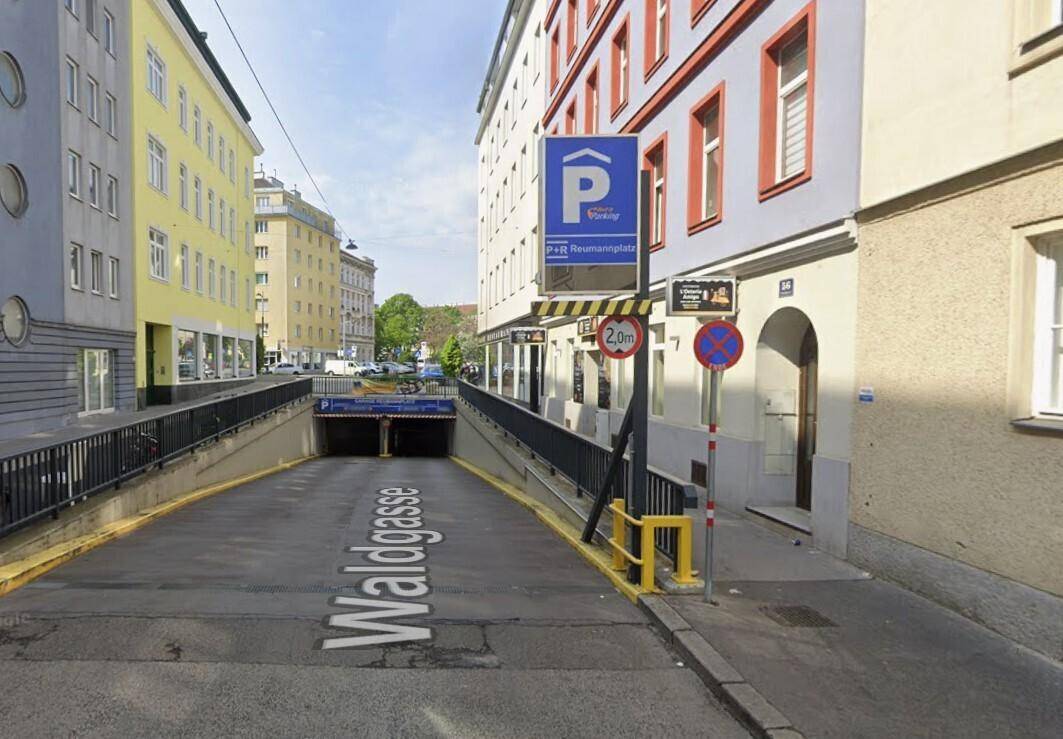 Architektonische Zeichnung der Straßenansicht des Gebäudes mit verschiedenen Eingängen.