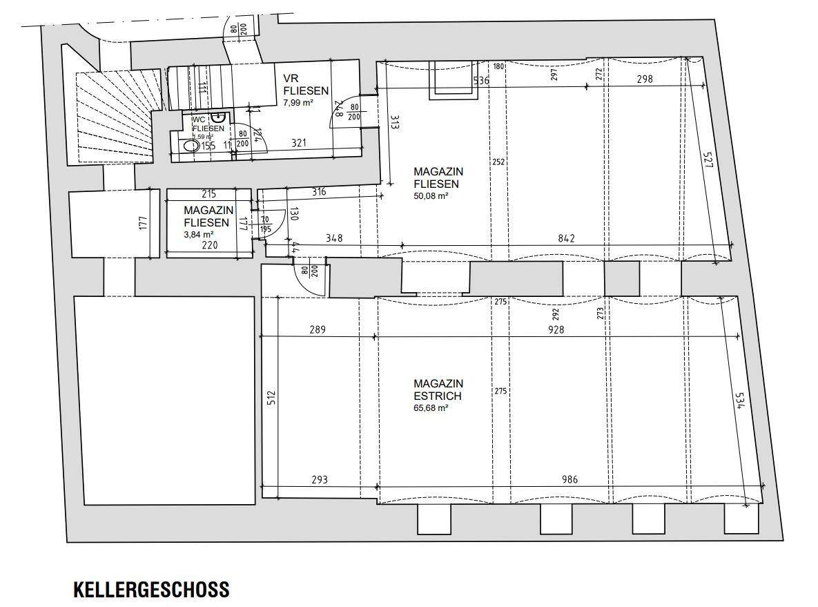 Grundriss des Kellergeschosses mit mehreren Magazinräumen und Sanitärbereich.