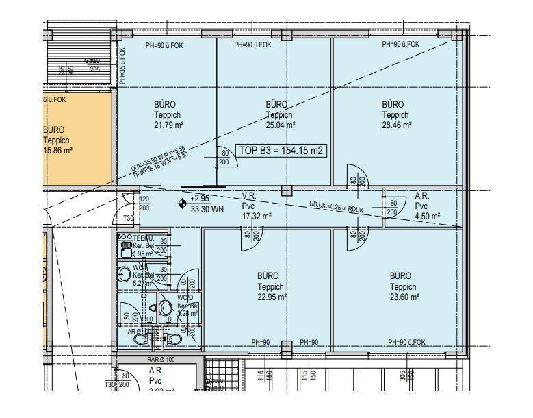 Grundriss einer Büroetage mit mehreren Büroräumen, einem Balkon und Sanitärbereichen.
