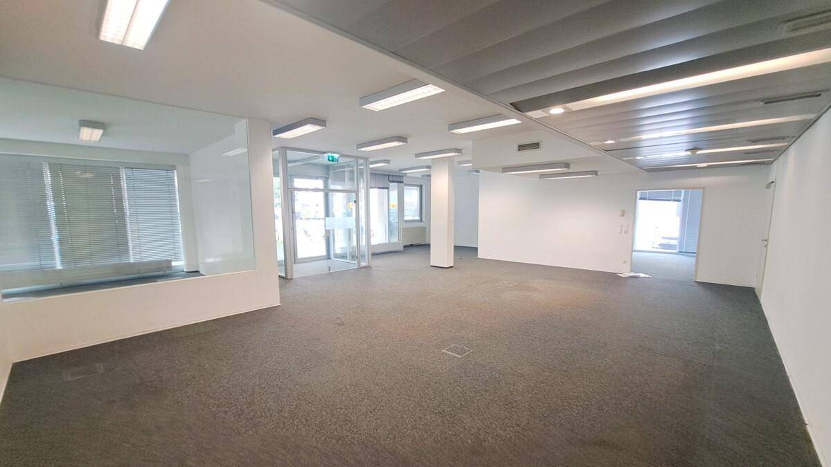 Lichtdurchflutete Gewerbefläche mit großzügiger Schaufensterfront – pohled 3