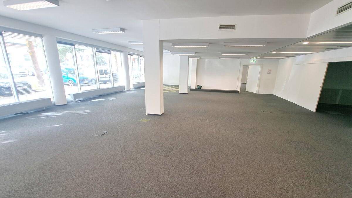 Lichtdurchflutete Gewerbefläche mit großzügiger Schaufensterfront – pohled 5