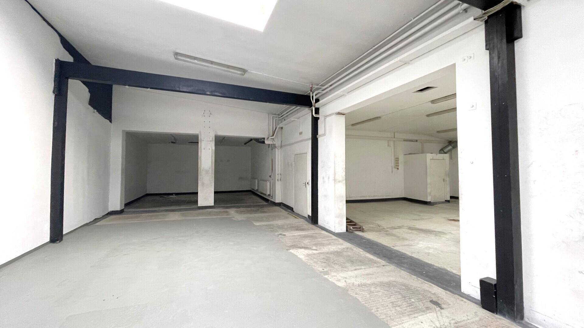 Weitläufiger, leerer Gewerberaum mit sichtbaren Trägern und viel Platz für verschiedene Nutzungen.