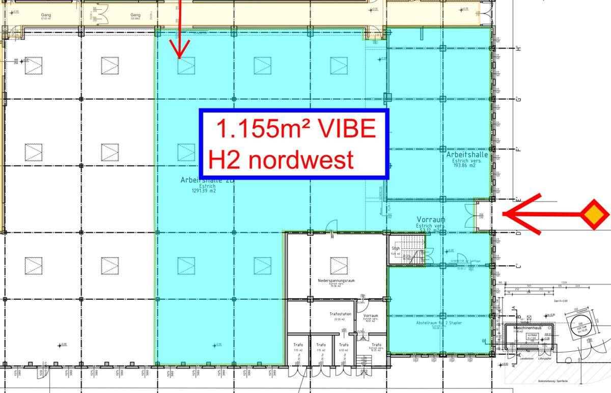 Grundriss einer großen Arbeits- und Lagerhalle mit markierten Bereichen und Treppenhaus.