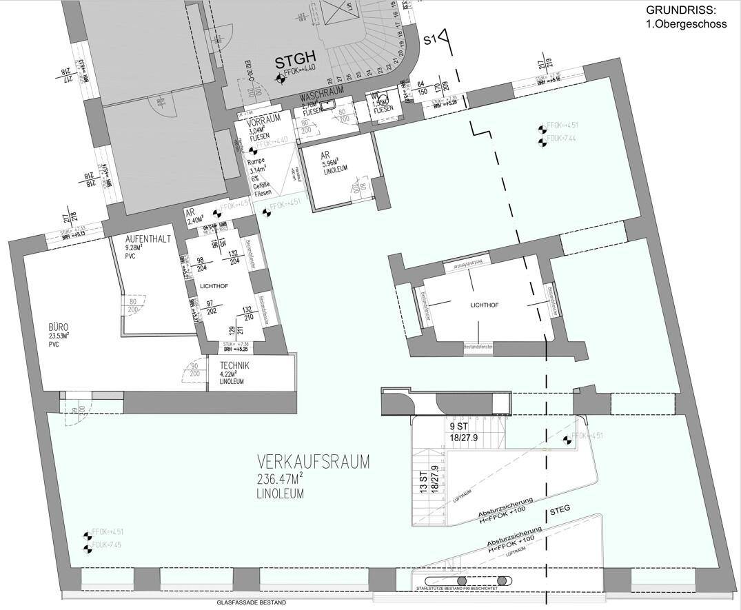 Detaillierter Grundriss des ersten Obergeschosses mit großem Verkaufsraum, Büro und Technikbereich.