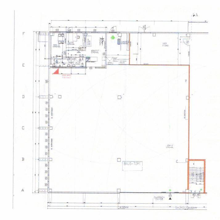 Grundrissplan eines Gewerbeobjekts mit großem offenen Bereich, Sanitäranlagen und Treppenhaus.