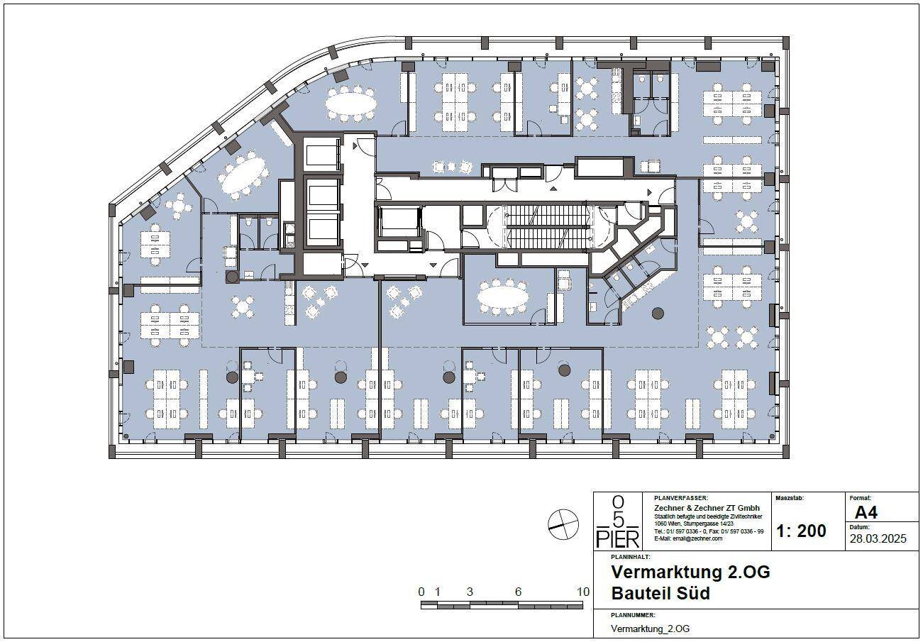 Detaillierter Grundriss des zweiten Obergeschosses eines Bürogebäudes mit flexiblen Arbeitsbereichen und Konferenzräumen.