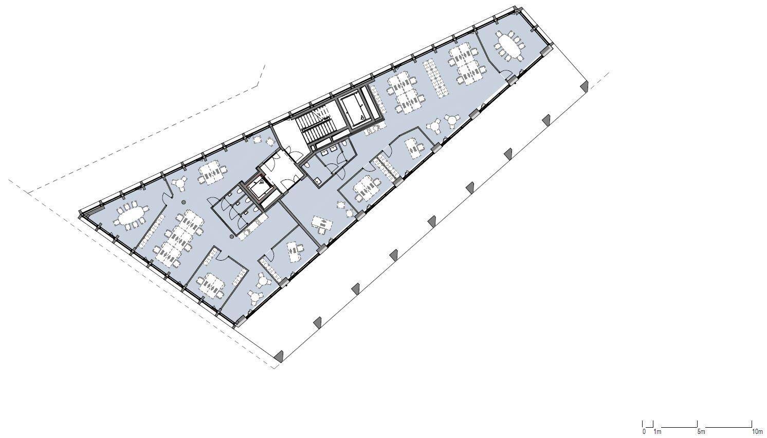 Grundriss eines Bürogebäudes mit flexibler Raumaufteilung, mehreren Büros und zentralem Treppenhaus.