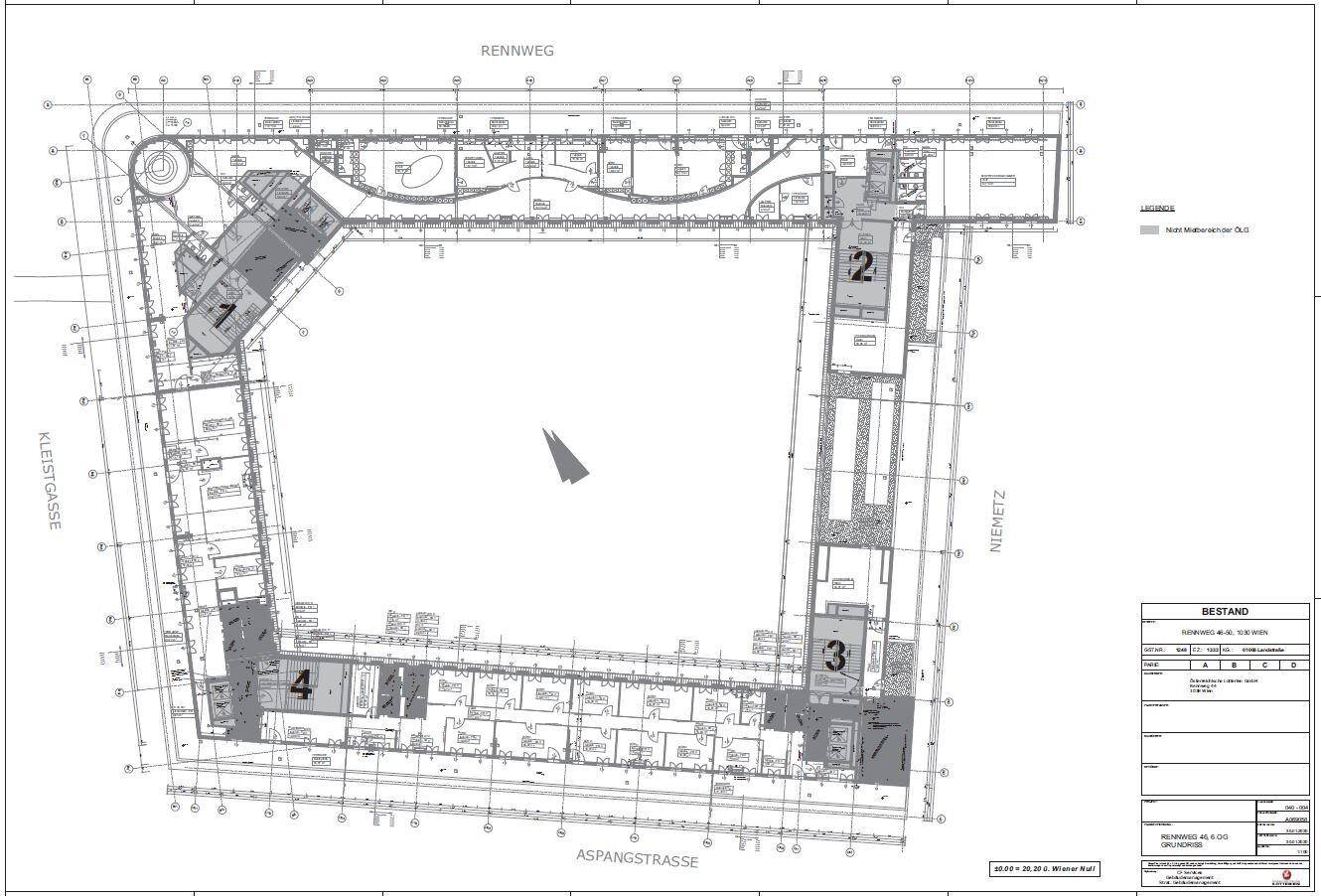 Übersichtsplan eines großen U-förmigen Gebäudekomplexes mit mehreren Einheiten und zentralem Innenhof, umgeben von Straßen.