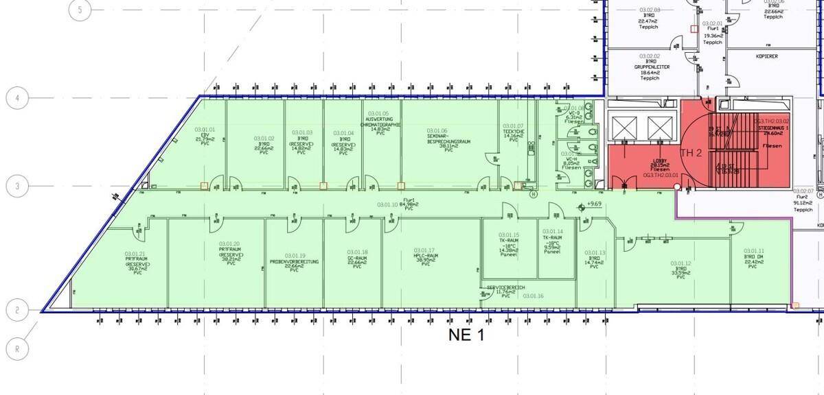 Grundrissplan eines Gebäudeteils mit mehreren Büroräumen und einem Treppenhaus.