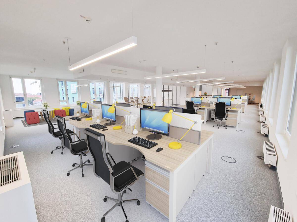 Großes, offenes Büro mit modernen Schreibtischen, Computern und farbigen Akzenten in der Einrichtung.