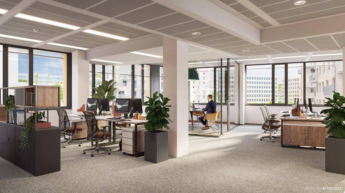 Moderner Großraumbüro mit ergonomischen Arbeitsplätzen, großen Fenstern und viel natürlichem Licht.