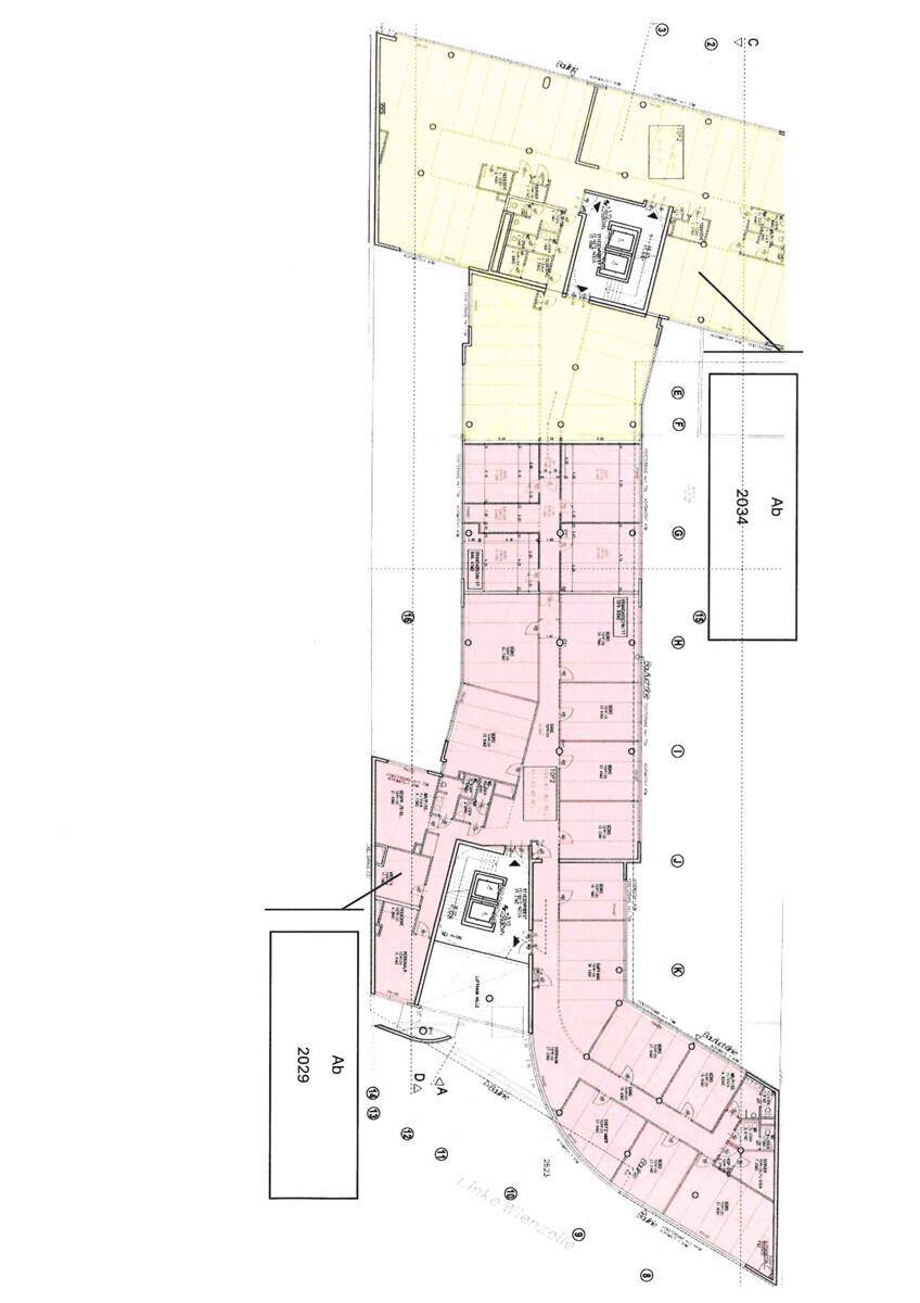 Übersichtlicher Grundriss eines Gebäudegeschosses mit verschiedenen Büroeinheiten und Fluren.