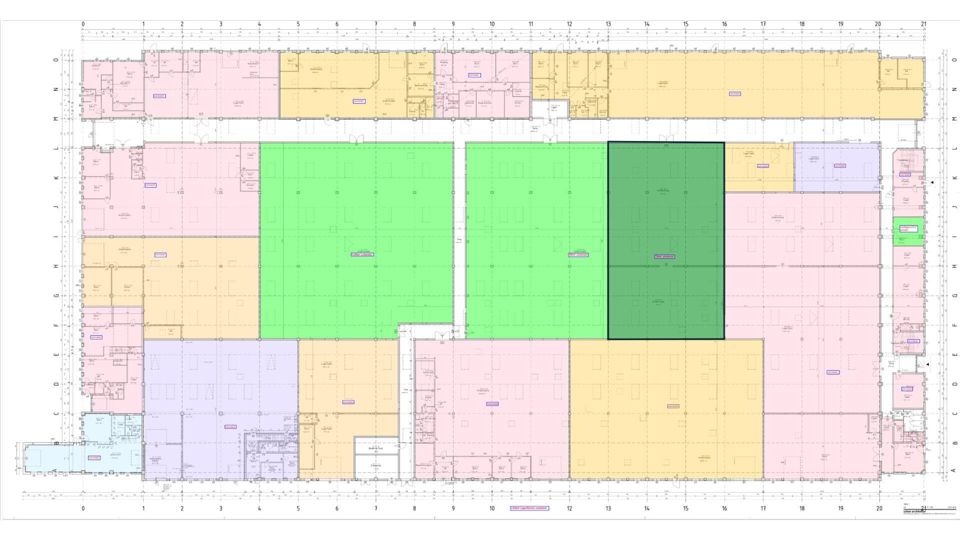 Detaillierter Grundriss einer großen Halle mit farblich markierten Bereichen und verschiedenen Räumen.