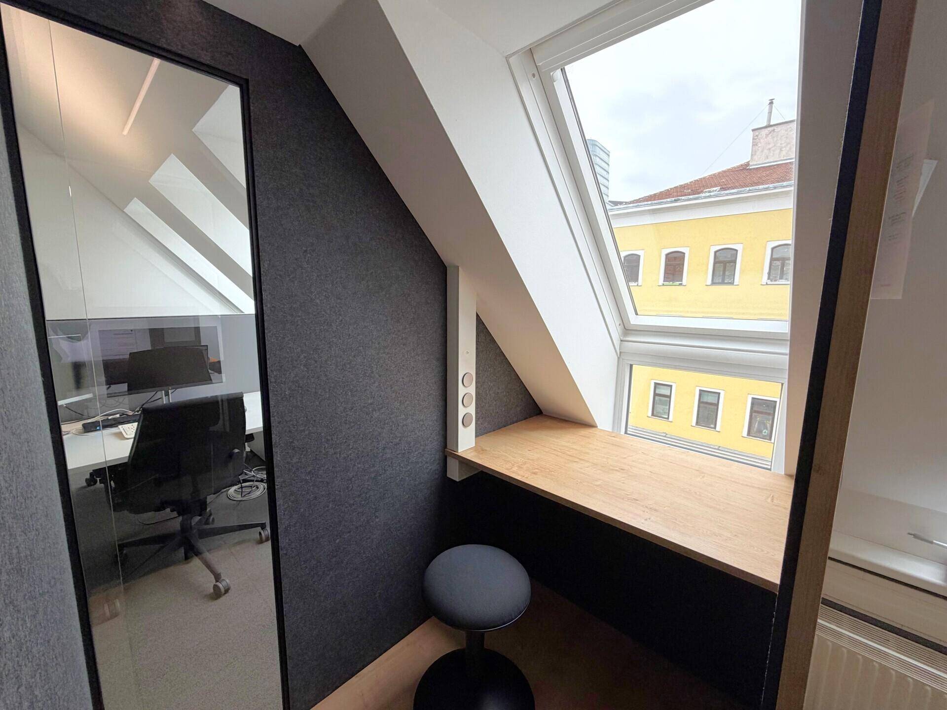 Grundriss des Bürogeschosses mit verschiedenen Büroräumen und Gemeinschaftsbereichen.