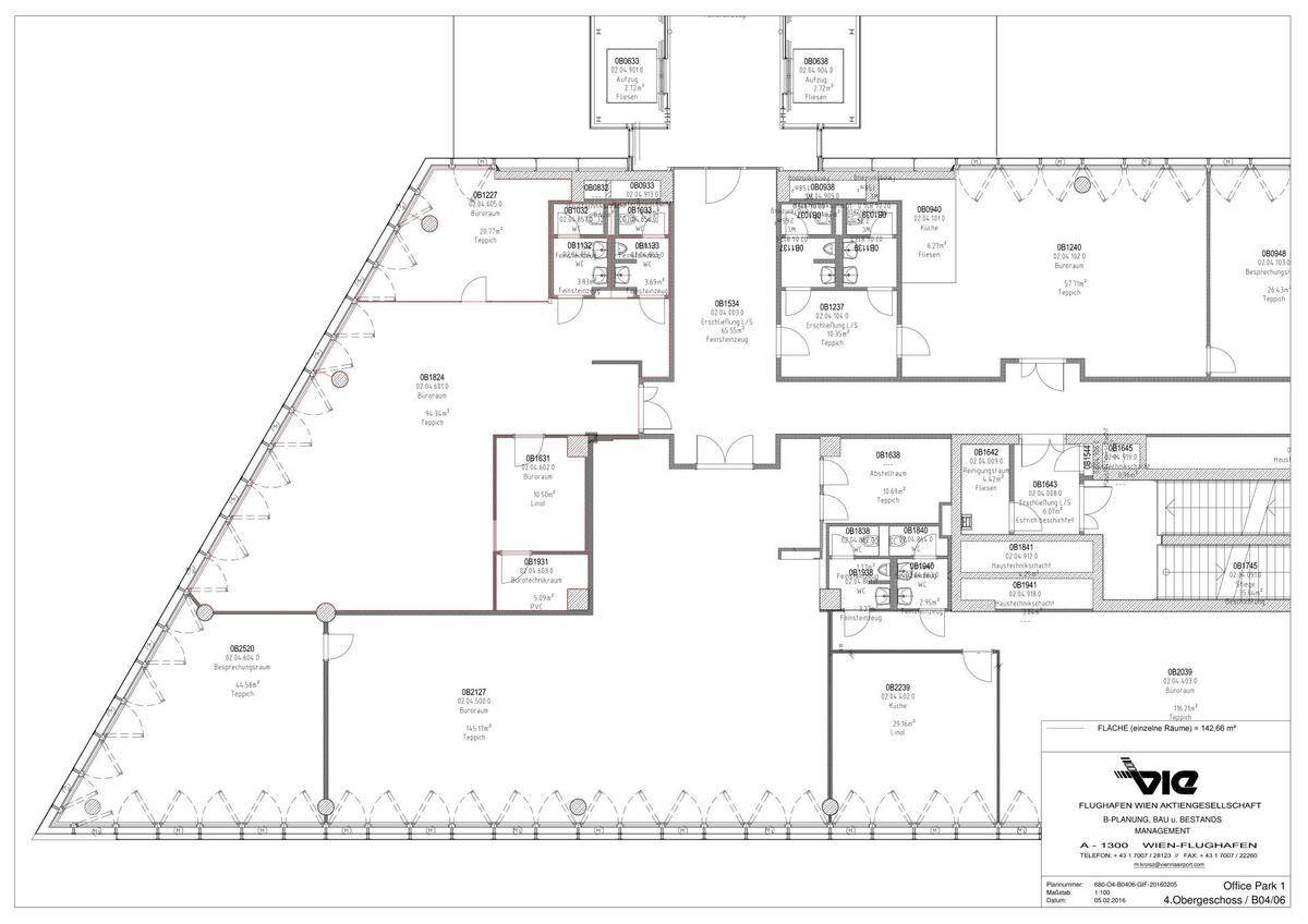 Detaillierter Grundriss eines Bürogeschosses mit verschiedenen Büroeinheiten und Gemeinschaftsbereichen.