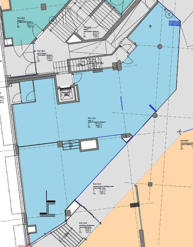 Detaillierter Grundriss eines Gewerbeobjekts mit verschiedenen Bereichen und Treppenhäusern.