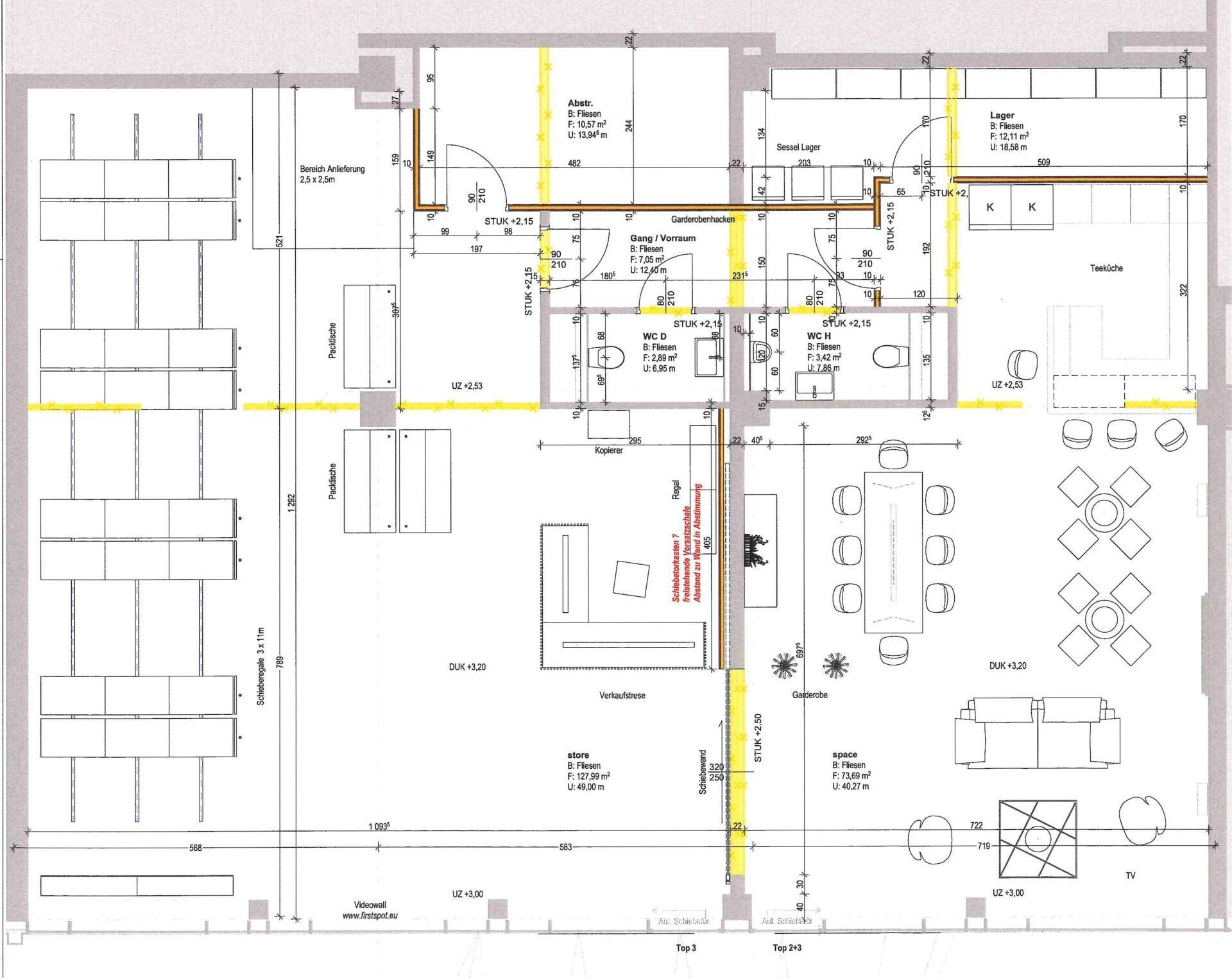 Detaillierter Grundrissplan mit verschiedenen Bürobereichen, Lagerflächen und Sanitäranlagen.