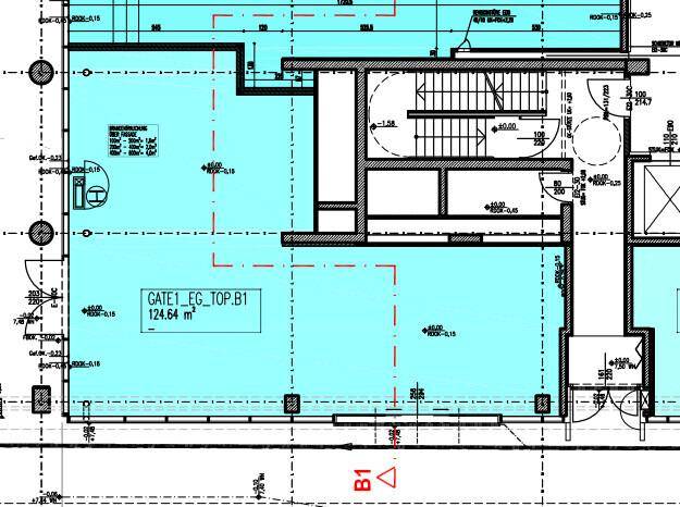 Detaillierter Grundriss eines Erdgeschossbereichs mit Treppenhaus und Säulen, die Fläche ist blau markiert.