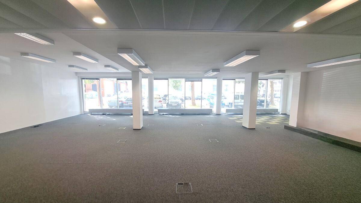 Lichtdurchflutete Gewerbefläche mit großzügiger Schaufensterfront – další