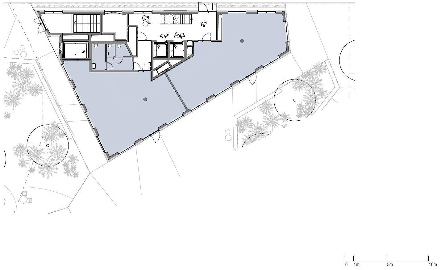Grundriss des Erdgeschosses mit Außenanlagen, Empfangsbereich und flexiblen Büroräumen, inklusive Sanitäranlagen.