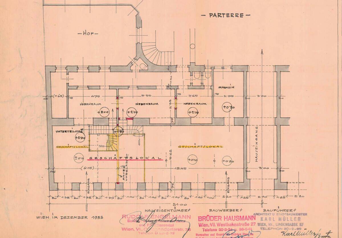 Historischer Grundriss des Erdgeschosses mit einem großen Geschäftslokal und mehreren Nebenräumen.