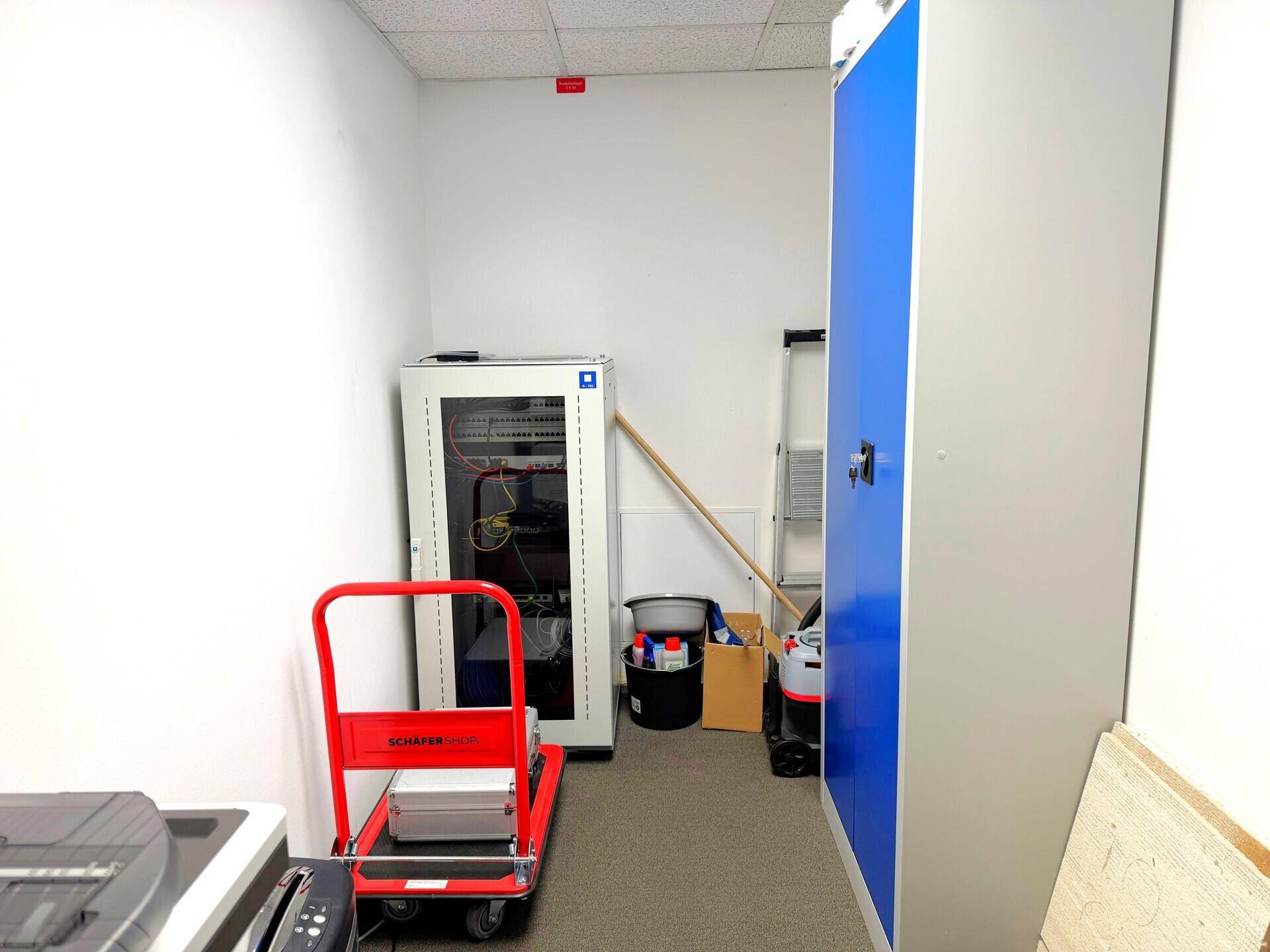 Einzelbüro mit Glaswänden, Schreibtisch und Dachfenster für konzentriertes Arbeiten.