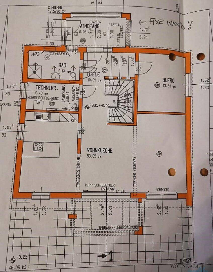 Grundriss des Erdgeschosses mit offener Wohnküche, Büro, Bad und Terrassenzugang.