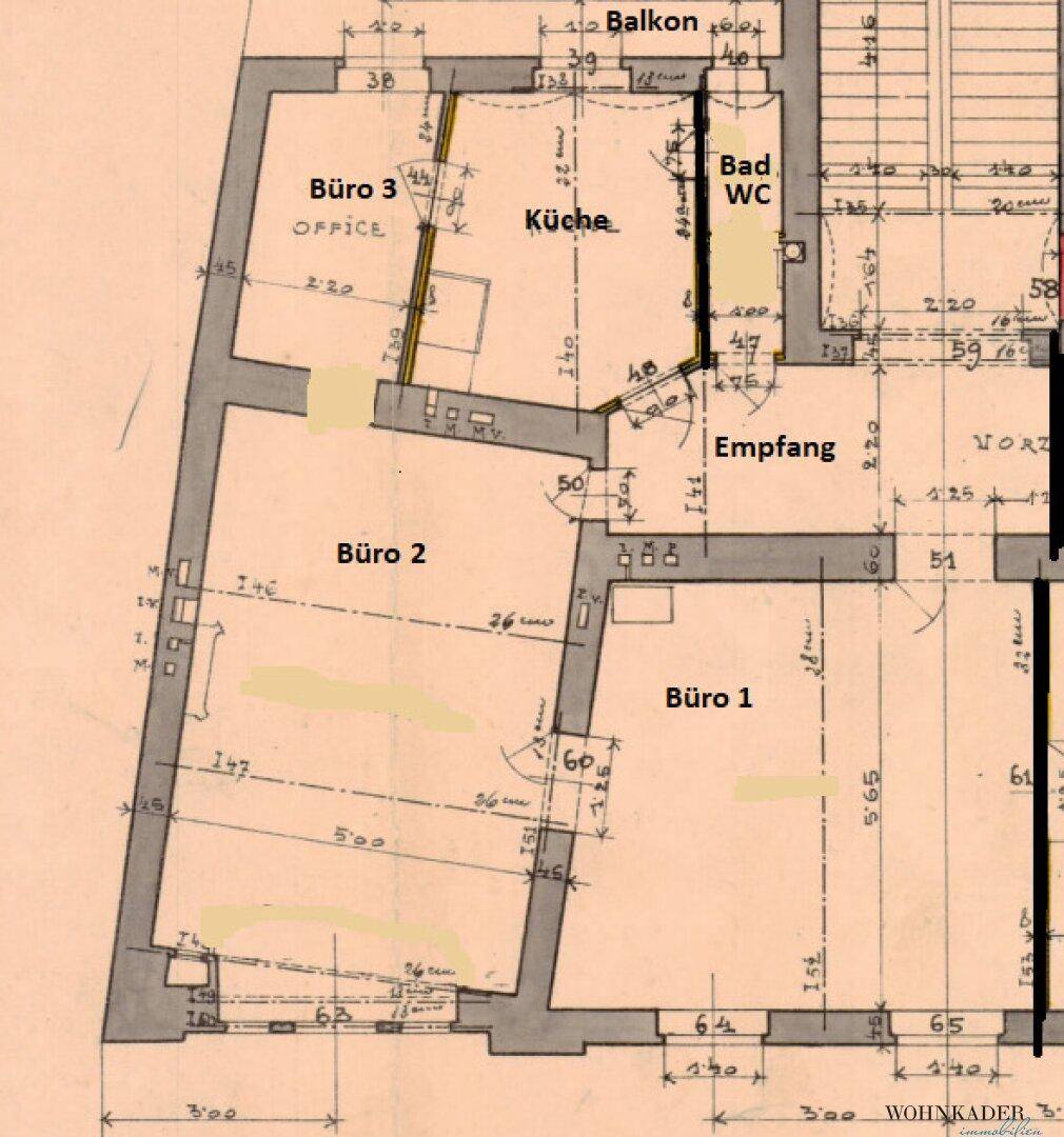 Detaillierter Grundriss mit Aufteilung in Büros, Küche, Bad und Empfangsbereich sowie einem Balkon.