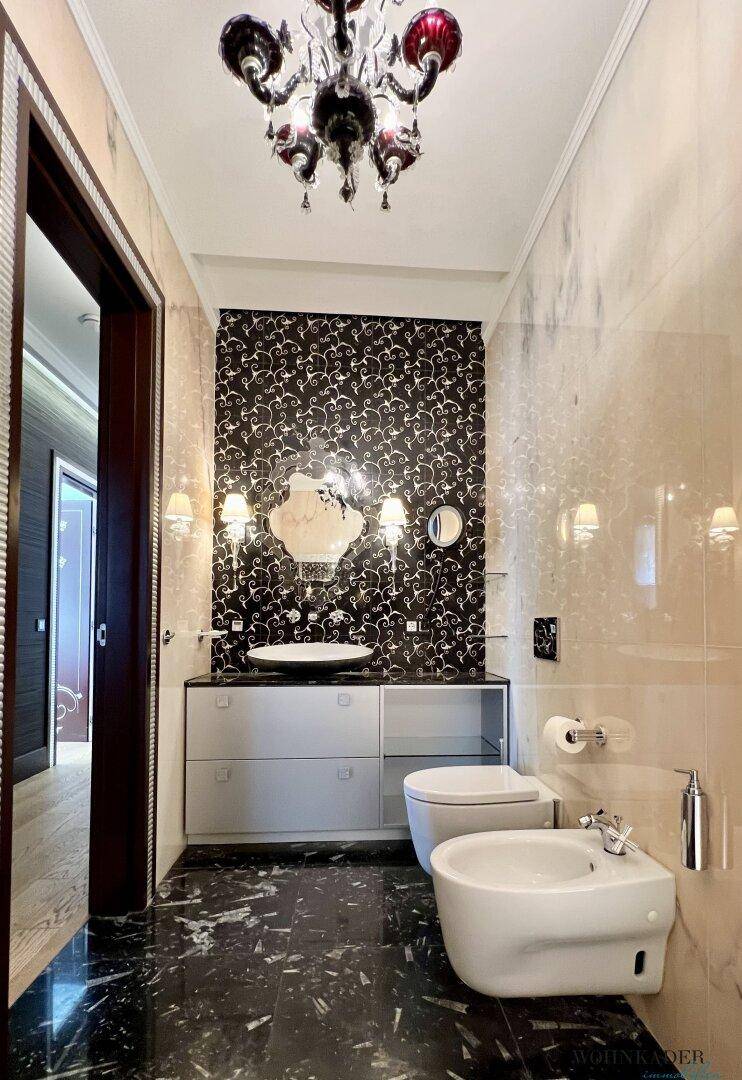 Elegantes Badezimmer mit Bidet, Toilette und modernem Waschtisch.