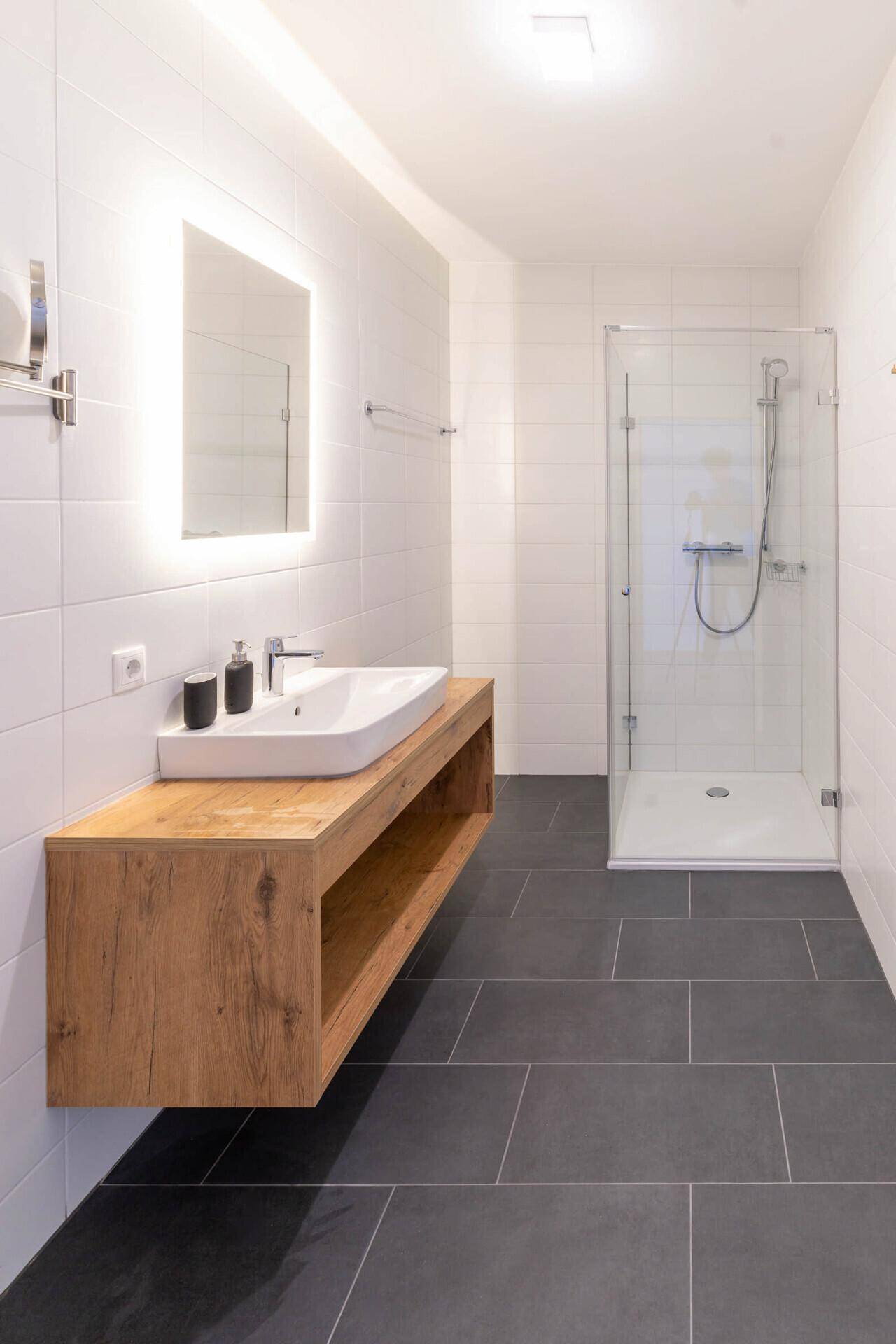 Helles Schlafzimmer im Dachgeschoss mit Doppelbett, Holzboden und Dachfenster.