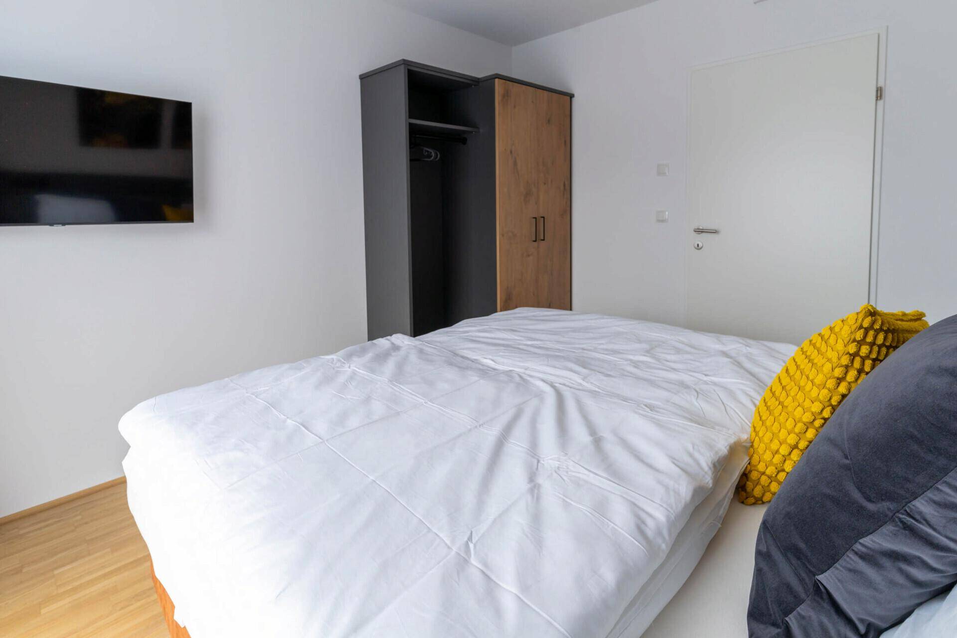 Balkon mit Holzboden, Sitzgelegenheiten und Blick auf die umliegende Landschaft.