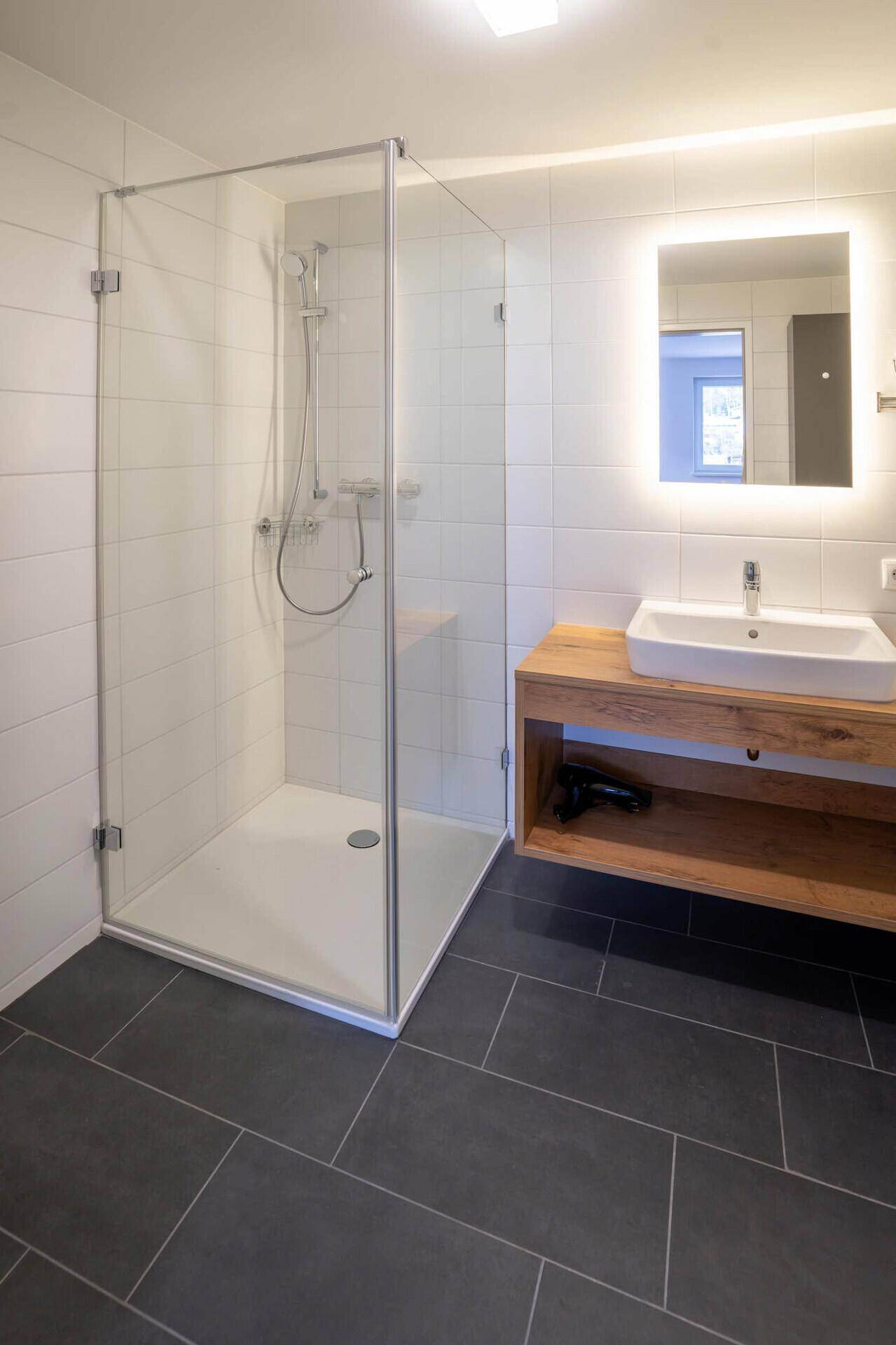 Modernes Gäste-WC mit Wand-WC und kleinem Waschbecken.