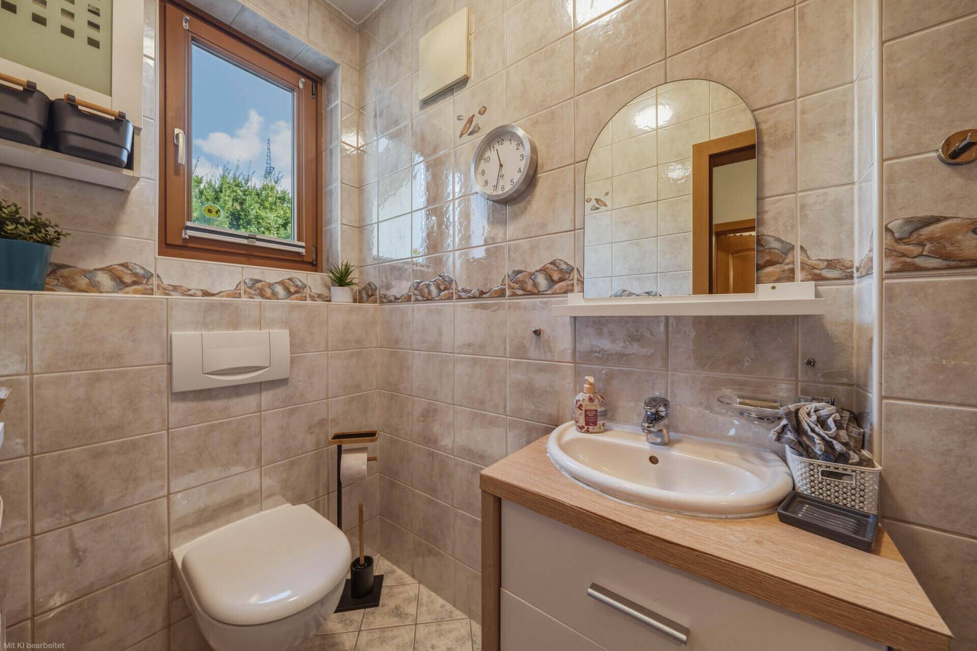 Kleines Gäste-WC mit Fliesen, Fenster und modernem Wand-WC.