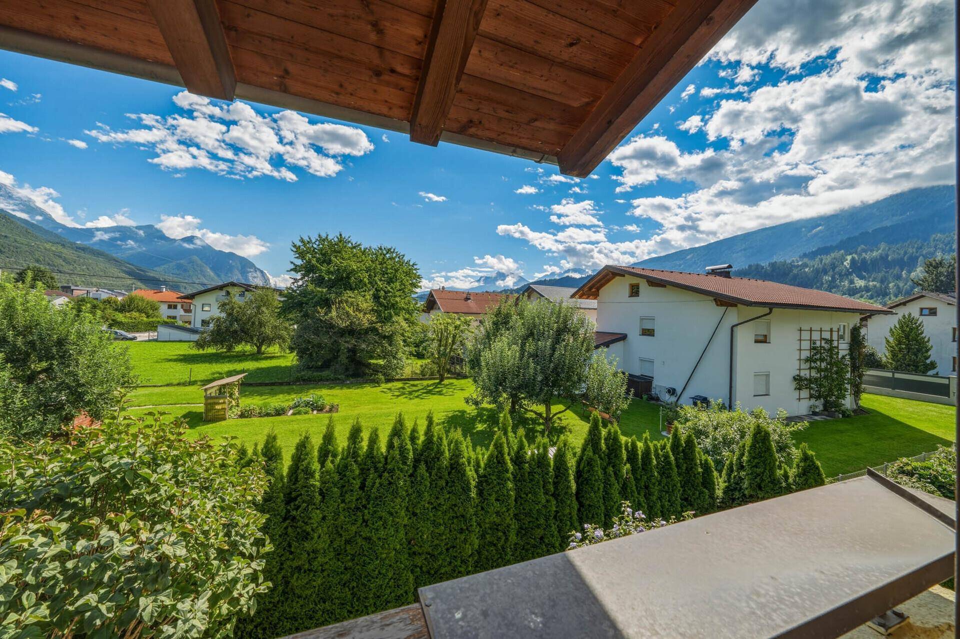 Panoramablick auf die grüne Landschaft und die majestätischen Berge.