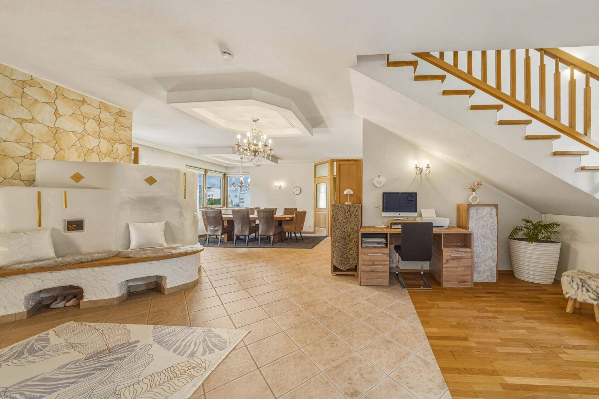 Offener Wohnbereich mit Esszimmer, Kachelofen und integriertem Arbeitsplatz.