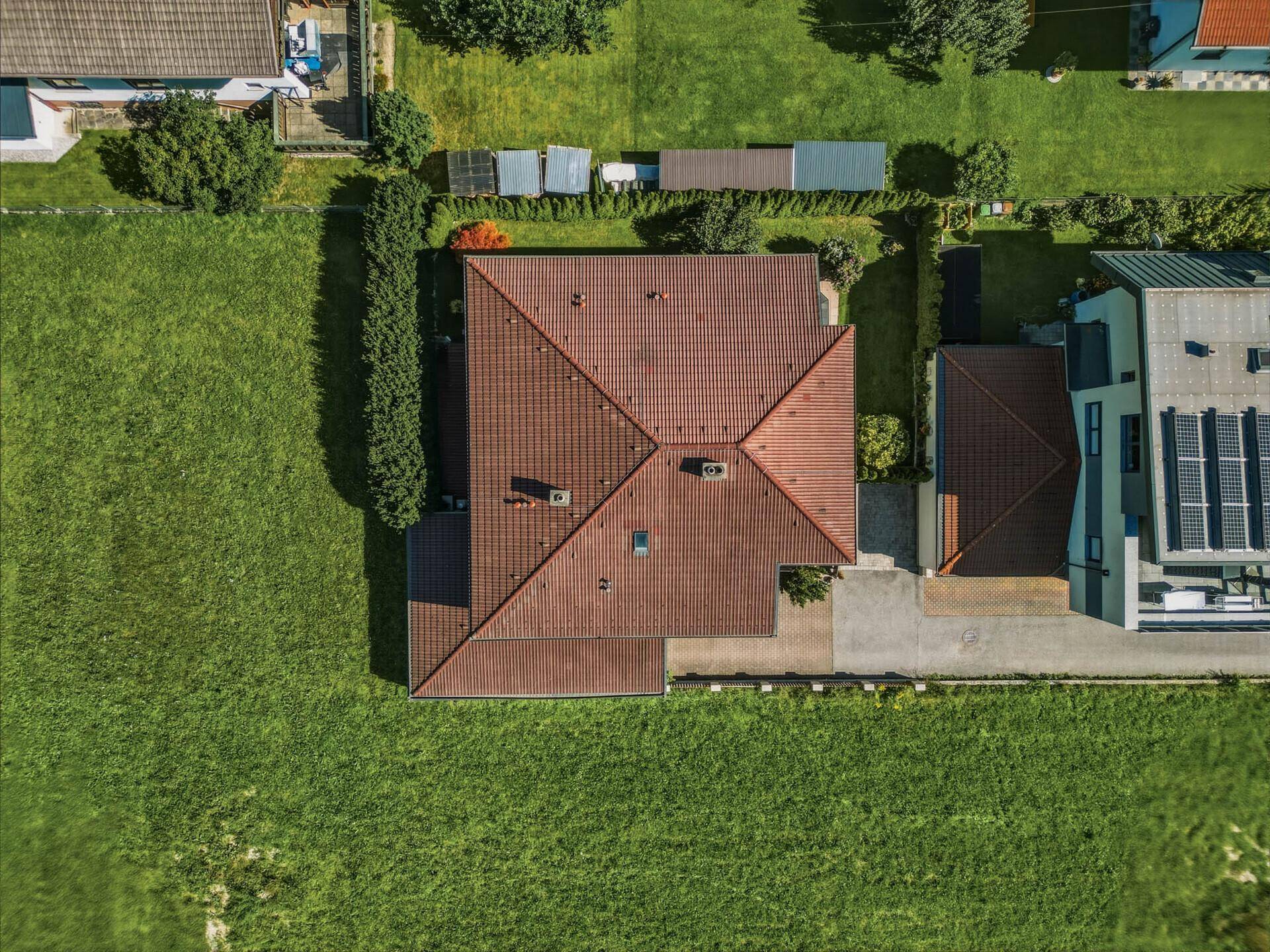 Senkrechte Luftaufnahme des Hauses mit Ziegeldach und der Grundstücksaufteilung.