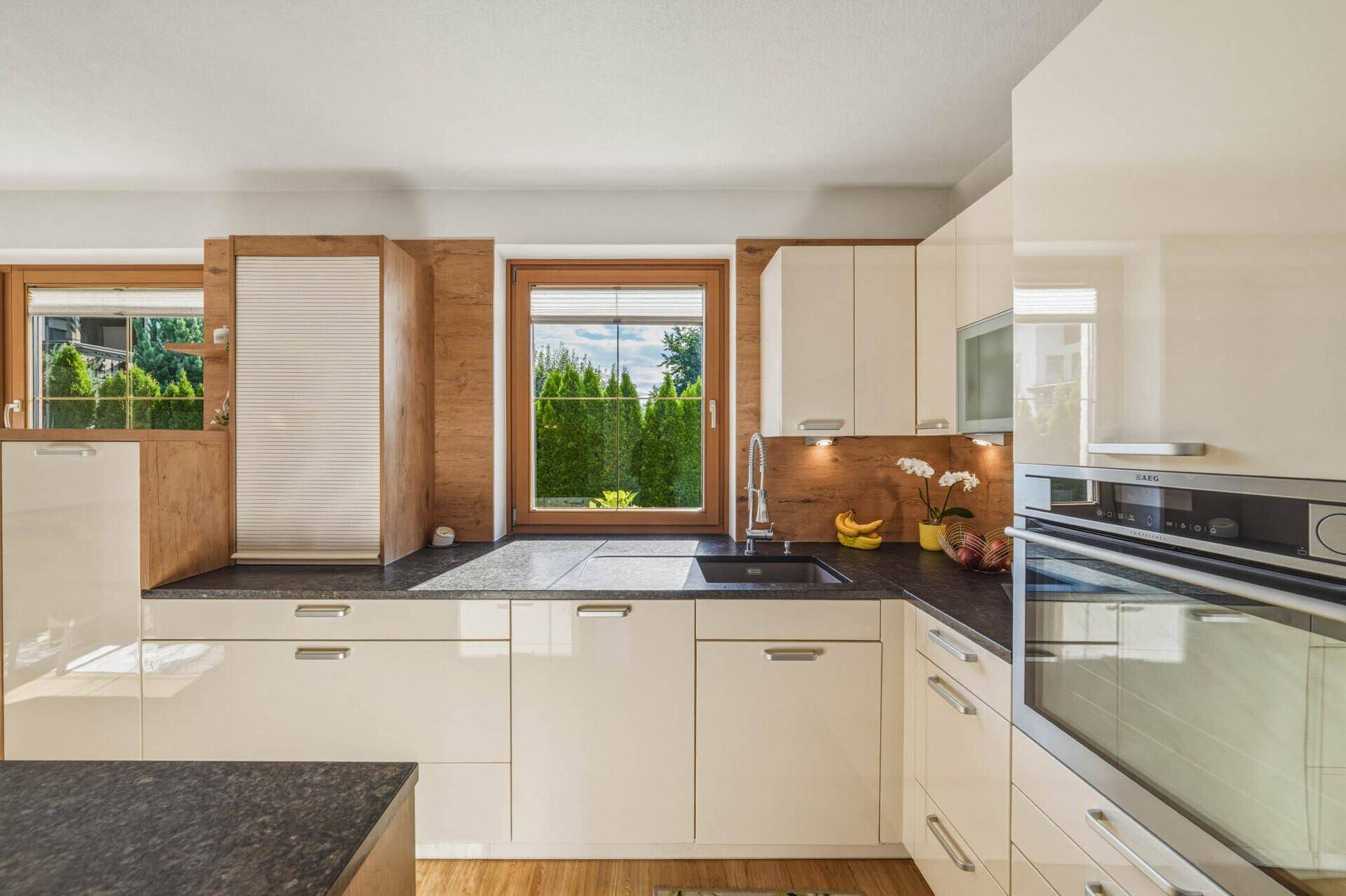 Funktionale Küche mit Spülbecken unter dem Fenster und viel Arbeitsfläche.