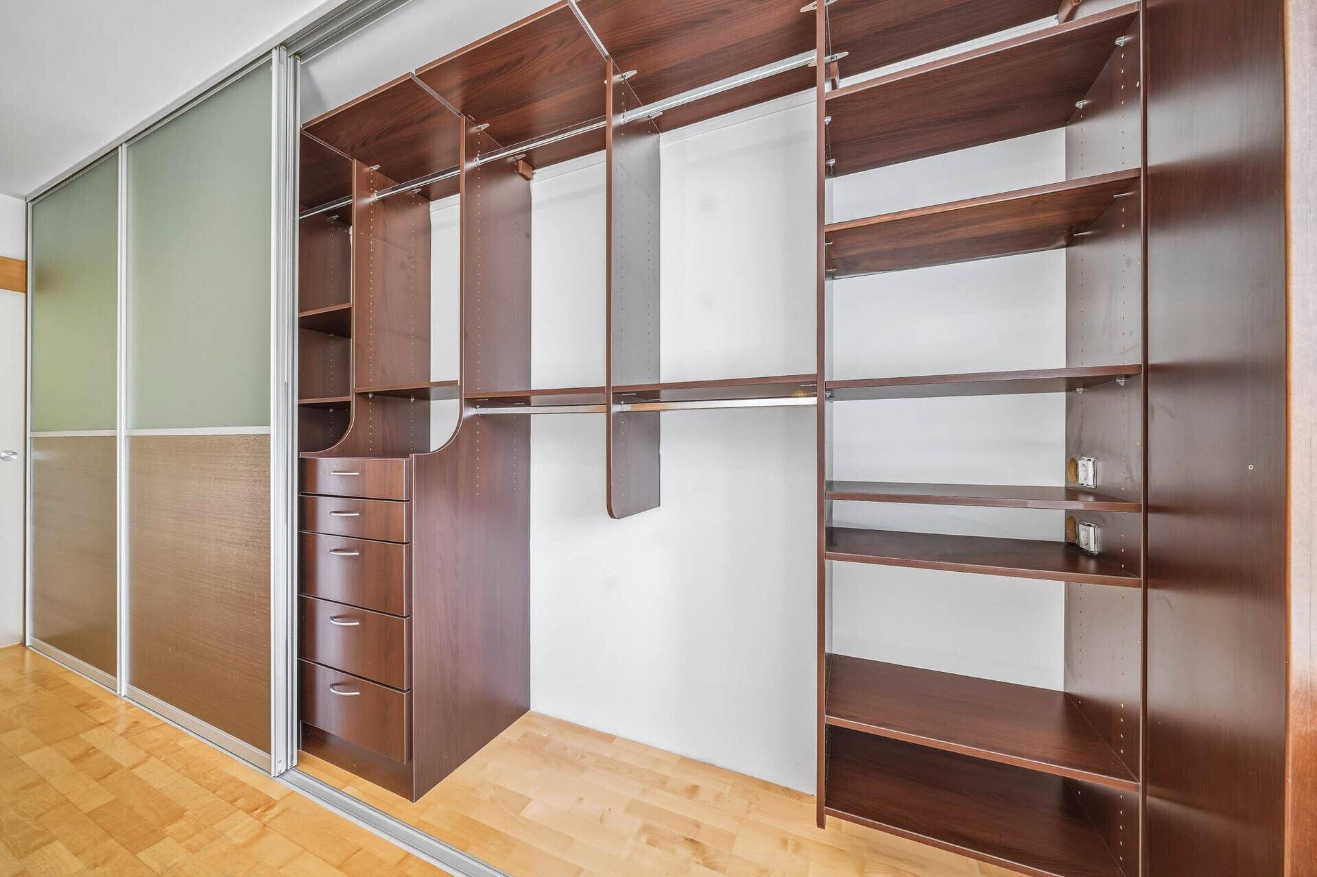 Gut organisierter begehbarer Kleiderschrank mit Regalen und Schubladen.