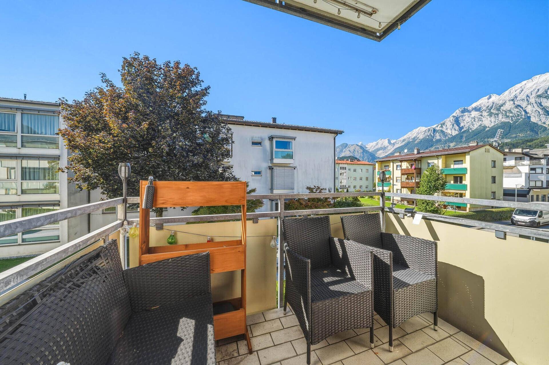 Gemütlicher Balkon mit Sitzgelegenheiten und einem atemberaubenden Blick auf die Berge.