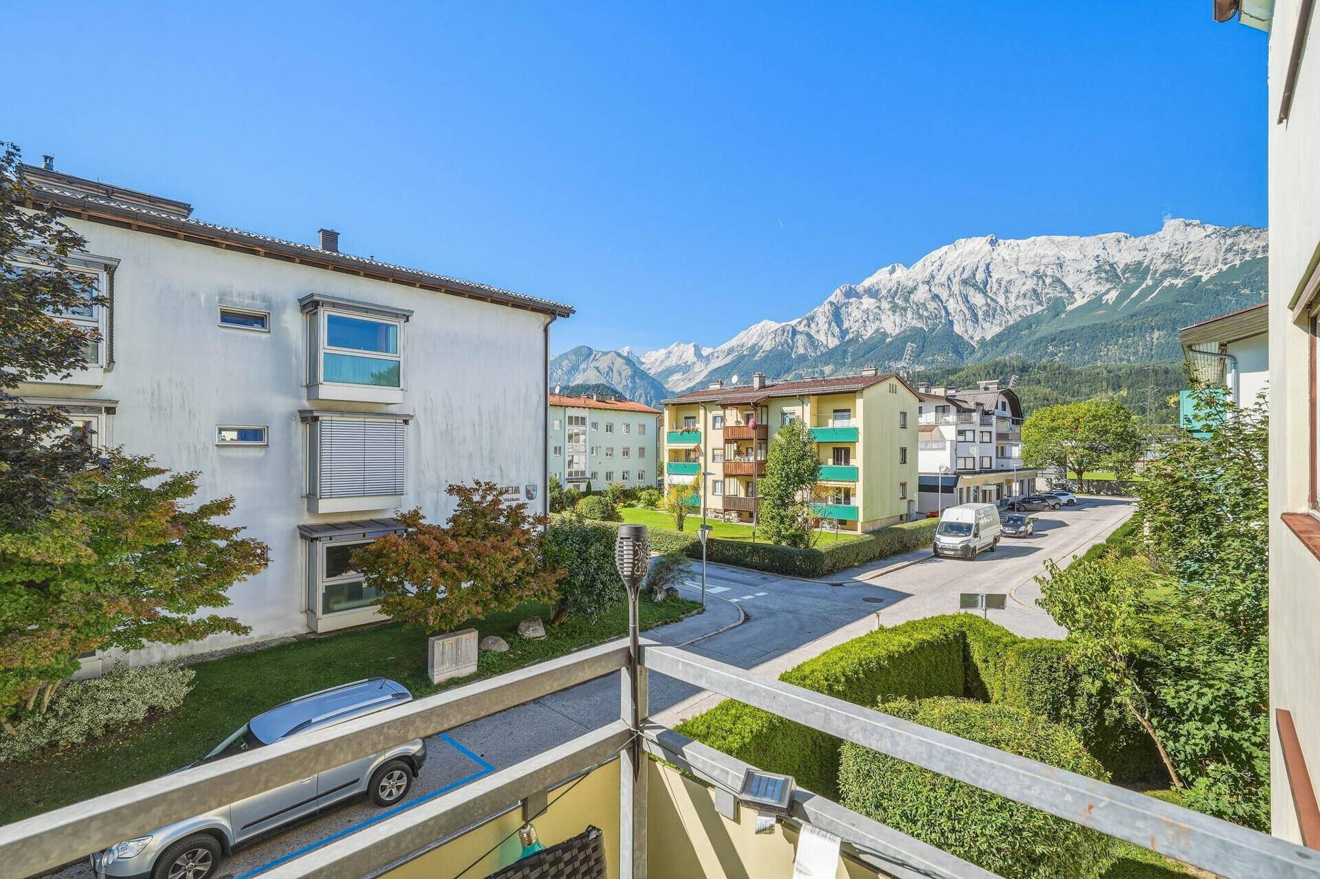 Balkon mit weitem Blick über die Nachbarschaft und die umliegende Berglandschaft.