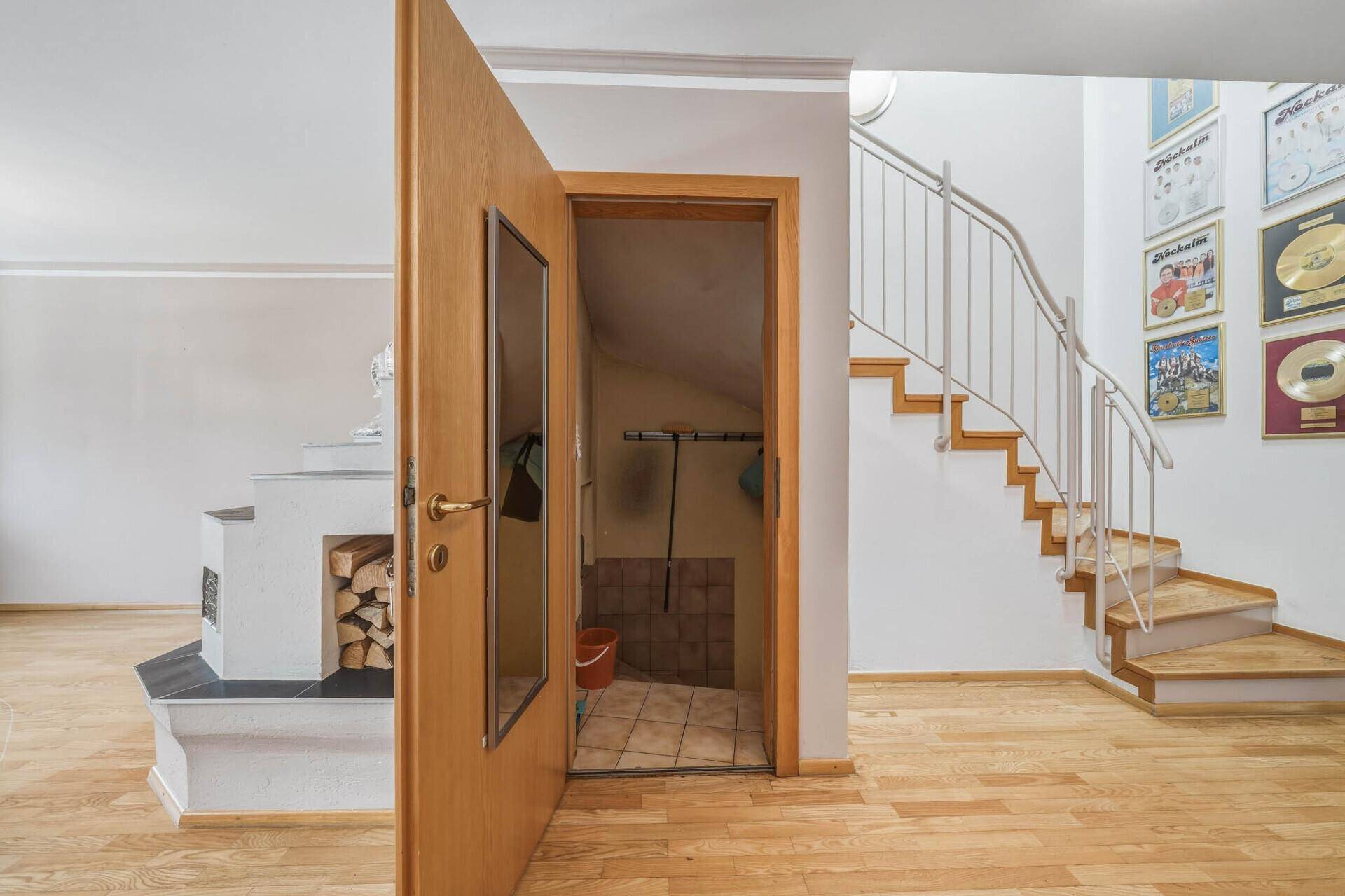 Praktischer Abstellraum unter der Treppe mit Fliesenboden und Stauraum.