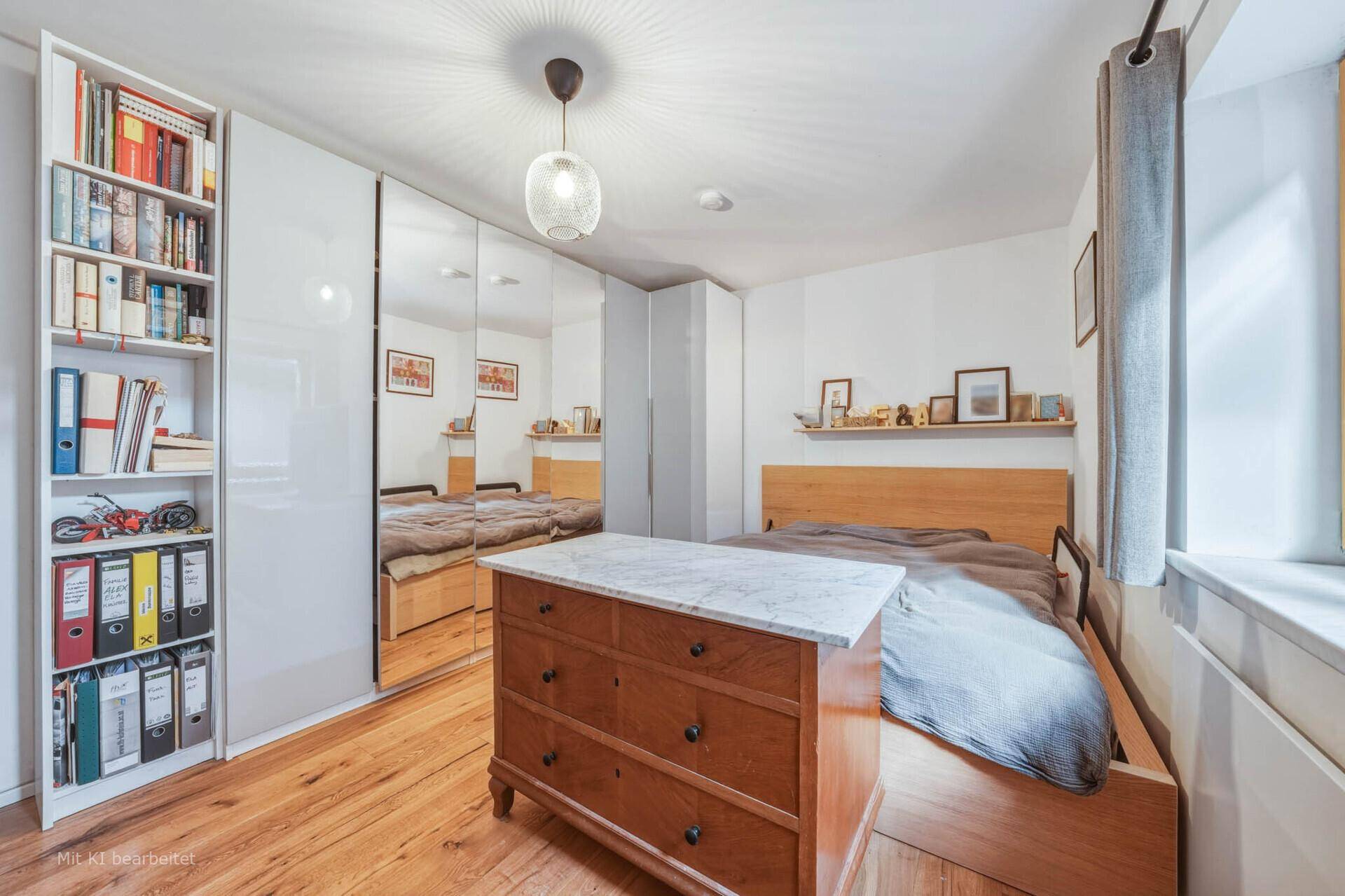 Helles Schlafzimmer mit Holzbett, Kommode und modernen weißen Hochglanzschränken.